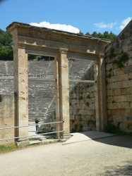 De toegangspoort tot het theater van Epidaurus