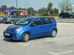 Onze auto, een blauwe Nissan Note