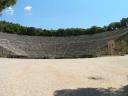 Het enorm grote en schitterende theater van Epidaurus